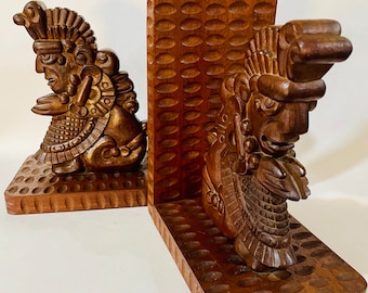 Serre-livres maya en bois sculpté
