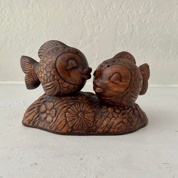 Treasure Craft Pucker Fish Hawaii Salt & Pepper Shakers, kawaii lindo vintage madera tiki bar Mcm regalo de mediados de siglo