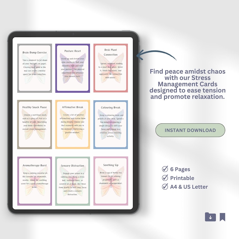 Op de afbeelding: Een digitale download van printbare stressmanagementkaarten met een vlinderontwerp. De kaarten bevatten zinnen zoals "Brain Dump Oefening", "Houding Reset", "Bureaublad Plant Connectie", "Gezonde Snack Pauze", "Bevestigende Pauze", "Kleur Pauze", "Aromatherapie Boost", "Zintuiglijke Afleiding" en "Soothing Sip". De kaarten zijn ontworpen om te helpen bij het verminderen van stress en het bevorderen van ontspanning. De tekst "Vind rust te midden van chaos met onze Stress Management Kaarten die zijn ontworpen om stress te verminderen en ontspanning te bevorderen." wordt op het scherm weergegeven.