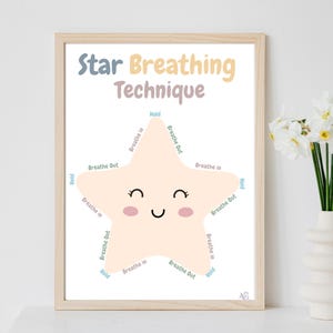 Könnte beinhalten: Ein druckbarer Poster mit einem hellpfirsichfarbenen Stern mit einem lächelnden Gesicht. Der Stern ist von einem Kreis umgeben, auf dem die Wörter "Einatmen", "Ausatmen" und "Halten" in Blau und Grün stehen.