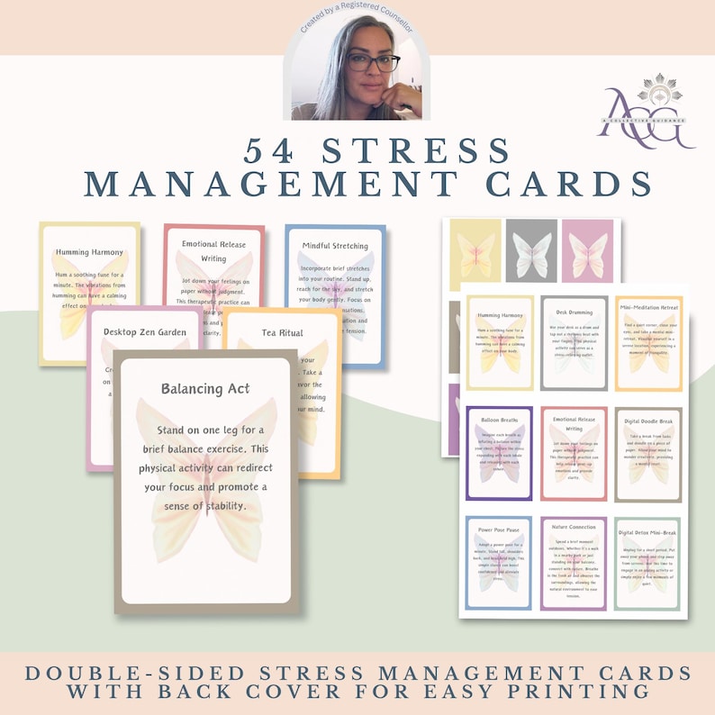 Op de afbeelding: 54 dubbelzijdige stressmanagementkaarten met vlinders op de achterkant. De voorkant van de kaarten toont een verscheidenheid aan kalmerende activiteiten, zoals zoemharmonie, emotionele release schrijven, mindful stretchen, desktop zen-tuin, theeritueel en balanceren.