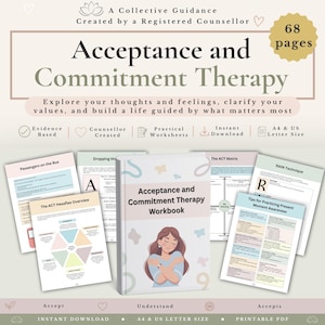 Könnte beinhalten: Ein 68-seitiges Arbeitsbuch zur Akzeptanz- und Commitment-Therapie mit einem Cover, das eine Person zeigt, die sich selbst umarmt. Um das Buch herum liegen verschiedene Arbeitsblätter wie ACT-Hexaflex, ACT-Matrix und RAIN-Technik.