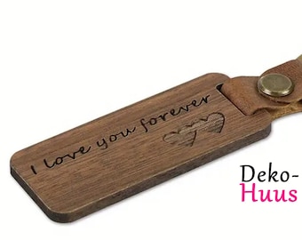 Schlüsselanhänger aus Holz mit Aufschrift und Herzen