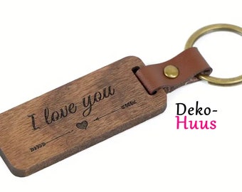 Schlüsselanhänger aus Holz mit Aufschrift und Herzen