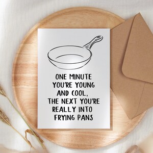 Carte d'anniversaire, carte d'anniversaire drôle, carte d'anniversaire poêle, carte d'anniversaire de poêle à frire, poêles à frire, un moment où vous êtes jeune et cool