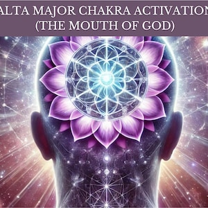 Könnte beinhalten: Digitales Kunstwerk, das einen menschlichen Kopf mit einem leuchtenden, mehrschichtigen Blumendesign über dem Scheitel zeigt. Das Bild hat einen kosmischen Hintergrund mit strahlendem Licht und den Text "ALTA MAJOR CHAKRA ACTIVATION (THE MOUTH OF GOD)" oben.