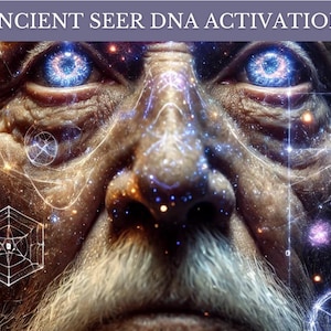 Può includere: Opera d'arte digitale di un volto anziano con occhi blu brillanti e barba bianca. L'immagine è arricchita da forme geometriche ed effetti di luce scintillanti. Il testo "ANCIENT SEER DNA ACTIVATION" è in alto.