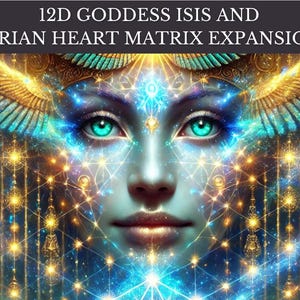 Op de afbeelding: Digitale kunst met een vrouwengezicht met opvallende turquoise ogen en een serene uitdrukking. De afbeelding is bedekt met ingewikkelde gouden en blauwe patronen, hemelse elementen en de tekst "12D GODDESS ISIS AND SIRIAN HEART MATRIX EXPANSION" bovenaan.