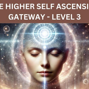 Può includere: Opera d'arte digitale raffigurante un volto sereno con gli occhi chiusi, circondato da un'aura luminosa ed elementi celesti. Il testo "THE HIGHER SELF ASCENSION GATEWAY - LEVEL 3" è visualizzato in alto in lettere bianche su sfondo marrone.