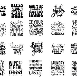Puede incluir: Una colección de arte mural en blanco y negro con temática de baño con varias citas y frases. Los diseños incluyen textos como "Cierra la tapa", "Bendice nuestro pequeño hogar" y "Un inodoro limpio es nuestro objetivo". Adecuado para la decoración del baño.