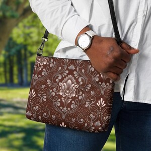Elegante bolso bandolera de filigrana de caoba para mujer, elegante bolso de mano de cuero vegano, bolso de noche para el trabajo y ocasiones especiales.