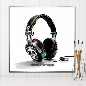 Puede incluir: Auriculares negros y plateados con un diseño de calavera en las almohadillas. Los auriculares tienen una diadema de cuero negro con costuras amarillas. El texto "MUSIC MAYHEM" está impreso debajo de los auriculares.