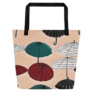 以下が含まれることがあります： 黒いハンドルとカラフルな傘柄のベージュのトートバッグ。傘は赤、緑、黒、白など様々な色です。