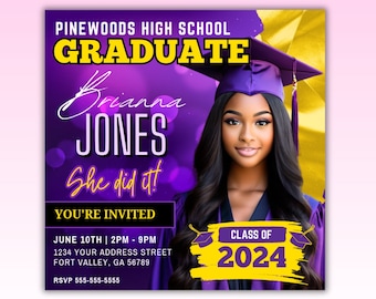 Op de afbeelding: Paarse en gouden afstudeeruitnodiging met een foto van een jonge vrouw in een afstudeerpet en -jurk. De tekst luidt "Pinewoods High School Graduate Brianna Jones She did it! You're Invited June 10th | 2PM - 9PM 1234 Your Address Street Fort Valley, GA 56789 RSVP 555-555-5555 Class of 2024"