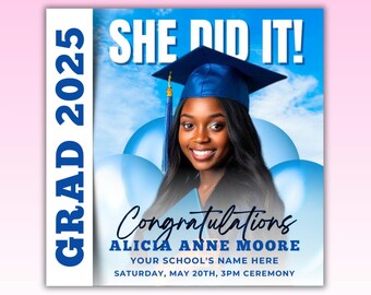 Könnte beinhalten: Eine Graduation-Ankündigung mit einem Foto einer lächelnden Frau, die eine blaue Graduation-Kappe und -Kleidung trägt. Der Text lautet "GRAD 2025", "SHE DID IT!", "Congratulations", "ALICIA ANNE MOORE", "YOUR SCHOOL'S NAME HERE" und "SATURDAY, MAY 20TH, 3PM CEREMONY".