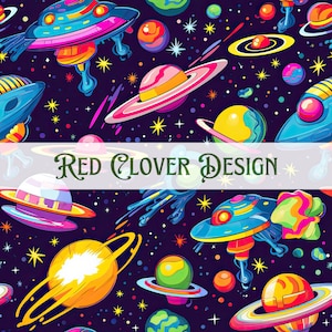 Puede incluir: Un patrón colorido y sin costuras que presenta naves espaciales de dibujos animados, planetas y estrellas sobre un fondo azul oscuro. El patrón es perfecto para telas, papel tapiz o papel de regalo.