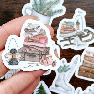 18 pegatinas Hygge Forest. Paquete de pegatinas de papel washi con bosques invernales, pinos, patines de hielo y mantas. Ideal para manualidades festivas, regalos y más.