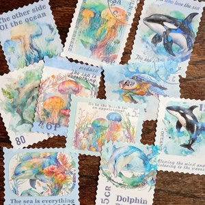 10 pegatinas holográficas de vida marina. Vida marina, criaturas marinas en sellos postales. Delfín, ballena, medusa, tortuga. Juego de pegatinas de alta calidad para Reino Unido
