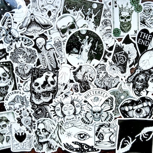20 pegatinas góticas en blanco y negro. Pegatinas de estilo oscuro, de terror y de brujas para Halloween. Decora tu Kindle, teléfono, portátil o forbujo, para llevar un diario o para hacer manualidades.