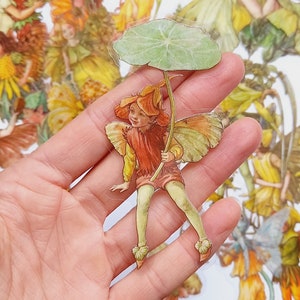 10 grands stickers de fées. Nuances de vert jaune, jeu d'autocollants de fées de jardin pour enfants. Enfant fae ludique avec des plantes de jardin. Violoncelle clair. 5-9 cm