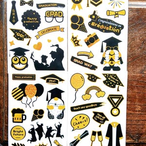 Hojas de calcomanías de graduación x 4. Calcomanías escolares doradas y negras para planificadores de graduación, diarios, álbumes de recortes o para regalar a los estudiantes.