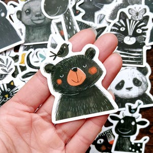 20 pegatinas góticas de animales. Un adorable pack de animales y mascotas con temática de brujas para decorar tu Kindle, teléfono, portátil o para diarios, scrapbooking o regalos creativos.