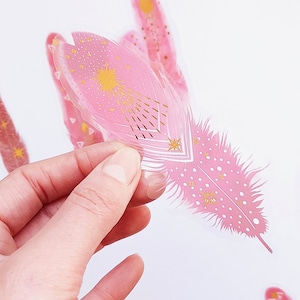 5 pegatinas de plumas de bruja. Paquete de pegatinas de brujas con plumas rosas y símbolos mágicos dorados para grimorios, diarios, scrapbooking y decoración de tarros y cajas.