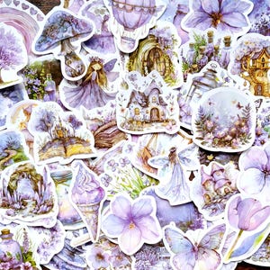 20 stickers fantaisie violets. Ensemble d'autocollants forêt magique avec des fées, des arbres, des fleurs, des livres et des objets magiques. Scrapbooking, Kindle, sticker artisanal