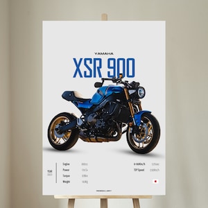Op de afbeelding: Een blauwe Yamaha XSR 900 motorfiets met gouden wielen. De motorfiets staat op een witte achtergrond met tekst die zegt "YAMAHA XSR 900", "Engine 890cc", "Power 119 Cv", "Torque 93Nm", "Weight 193Kg", "0-100km/h 3.25sec", "TOP Speed 230km/h", "YEAR 2023", en "RIOGALLERY".