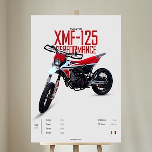 Könnte beinhalten: Ein rot-weißes Fantic XMF-125 Motorrad mit dem Text "PERFORMANCE" in roten Buchstaben. Das Motorrad hat einen 125 ccm Motor, 15 PS, ein Drehmoment von 11,8 Nm und wiegt 102 kg. Das Motorrad hat eine Höchstgeschwindigkeit von 135 km/h und beschleunigt in 11 Sekunden von 0 auf 100 km/h.