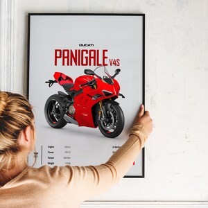 Puede incluir: Un p&oacute;ster con una motocicleta Ducati Panigale V4S roja. El p&oacute;ster incluye el texto "DUCATI PANIGALE V4S" y las especificaciones t&eacute;cnicas de la motocicleta, incluyendo el tama&ntilde;o del motor, la potencia, el par y el peso.