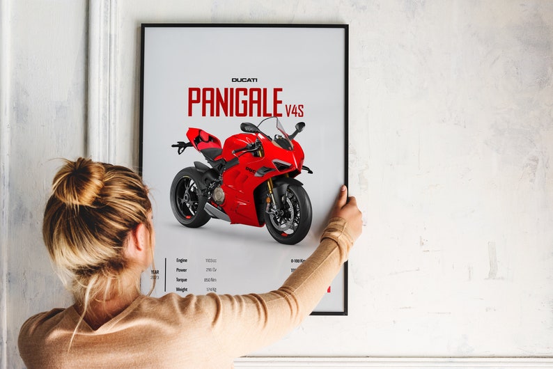 Puede incluir: Un p&oacute;ster con una motocicleta Ducati Panigale V4S roja. El p&oacute;ster incluye el texto "DUCATI PANIGALE V4S" y las especificaciones t&eacute;cnicas de la motocicleta, incluyendo el tama&ntilde;o del motor, la potencia, el par y el peso.