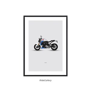 Può includere: Una moto bianca, blu e rossa con ruote nere e telaio nero. La moto è su uno sfondo bianco. Il testo "F 900 R" è sotto la moto.
