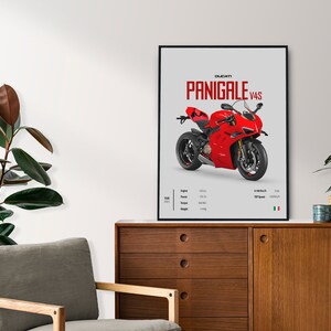 Puede incluir: Un p&oacute;ster enmarcado en negro con una motocicleta Ducati Panigale V4S roja. El p&oacute;ster incluye el texto "DUCATI PANIGALE V4S" y las especificaciones t&eacute;cnicas de la motocicleta.