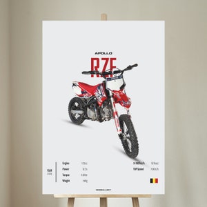 Può includere: Una moto da cross rossa e bianca Apollo RZE 125cc con ruote nere. La moto ha un design grafico bianco e rosso sul lato. La moto è su uno sfondo bianco. Il testo "APOLLO RZE" è in lettere rosse sopra la moto. Il testo "Motore 125cc, Potenza 10 CV, Coppia 11.8Nm, Peso 70Kg, Anno 2020, 0-100km/h N/Asec, Velocità massima 75Km/h" è sotto la moto.