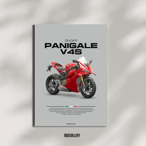 Può includere: Una moto Ducati Panigale V4S rossa con dettagli bianchi. La moto è su uno sfondo bianco con il testo "DUCATI PANIGALE V4S" sopra.