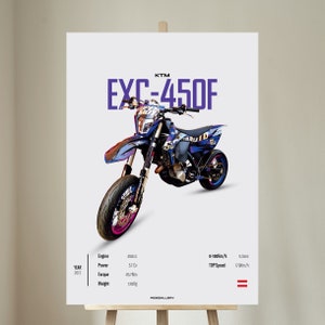 Può includere: Una moto da cross KTM EXC-450F blu e nera su sfondo bianco. La moto ha un motore da 450 cc, 57 cavalli, una coppia di 45,7 Nm e pesa 120 kg. La moto ha una velocità massima di 170 km/h e può accelerare da 0 a 100 km/h in 5,3 secondi.