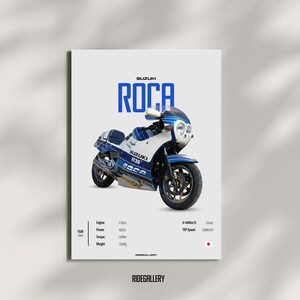 Könnte beinhalten: Ein Poster mit einem weiß-blauen Suzuki Roca Motorrad. Der Text zeigt Suzuki, Roca und technische Daten wie 1135cc Motor, 180Cv Leistung, 130Nm Drehmoment, 205kg Gewicht, 3,5 Sek. 0-100km/h und 280km/h Höchstgeschwindigkeit.