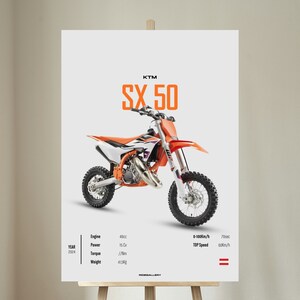 Puede incluir: Una moto de cross KTM SX 50 blanca y naranja con ruedas negras. La moto está sobre un fondo blanco con texto que dice "KTM SX 50", "Motor 49cc", "Año 2024", "Potencia 15 Cv", "Par //Nm", "Peso 41,5Kg", "0-100km/h 70sec", "Velocidad máxima 60Km/h", y "Ridegallery".