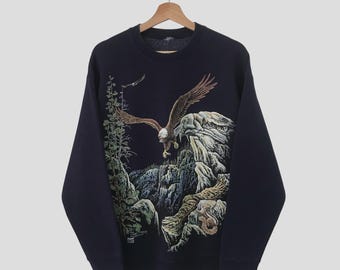 Bluza z nadrukiem orła bielika w kolorze granatowym z lat 90. Duży orzeł, siedlisko ptaków, góra, grafika, nadrukowany sweter, ptak, orzeł, polowanie na dzikie zwierzęta, rozmiar L