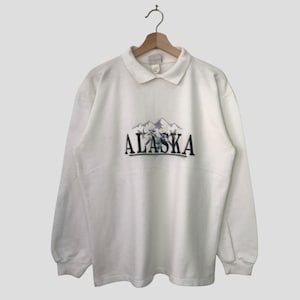 Vintage Distressed Alaska White Sweatshirt Medium Alaska Mountain Graphic Spell Out Sweater Alaska Pullover Alaska Embroidery Jumper Size M