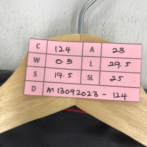 Peut inclure: Une &eacute;tiquette rose avec du texte noir indiquant des mesures en centim&egrave;tres. L'&eacute;tiquette indique : "C 124, W 0.5, S 19.5, D M 13092023 - 124", "A 23, L 29.5, SL 25".