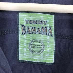 Peut inclure: Une &eacute;tiquette verte et blanche avec le texte "TOMMY BAHAMA" en noir et le texte "BUNGALOW EST. 1993" en plus petit.