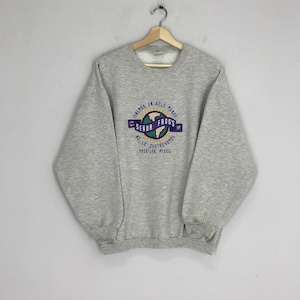 May include: Gray sweatshirt with a graphic print of a globe with the text "TENEMOS UN SOLO MUNDO SENOR FROGS NO LO DESTRUYAMOS MAZATLAN, MEXICO"