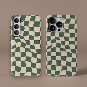 Puede incluir: Dos fundas para teléfono con un patrón de cuadros verde y beige. Las fundas tienen una protuberancia de cámara elevada.