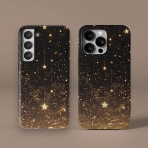 Peut inclure: Deux coques de téléphone avec un fond noir et des étoiles dorées et des étoiles suspendues. Les coques sont conçues pour différents modèles de téléphone.
