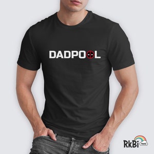Può includere: Maglietta nera con testo bianco che recita "DADPOOL" e un logo Deadpool rosso e nero.