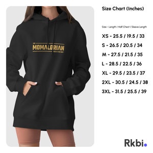 Pu&ograve; includere: Felpa con cappuccio nera con scritta dorata "The Momalorian This is the Way". &Egrave; inclusa una tabella delle taglie con misure in pollici per XS, S, M, L, XL, 2XL e 3XL.