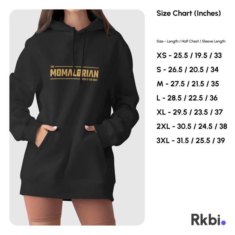 Pu&ograve; includere: Felpa con cappuccio nera con scritta dorata "The Momalorian This is the Way". &Egrave; inclusa una tabella delle taglie con misure in pollici per XS, S, M, L, XL, 2XL e 3XL.