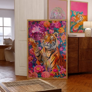 Arte mural imprimible, pintura al óleo maximalista de tigre y bola de discoteca, imagen botánica con un intenso efecto dopaminérgico, impresión rosa kitsch de animales de moda.